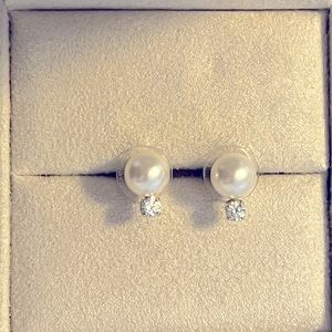 Searovski stud earrings with pearl and zirconia